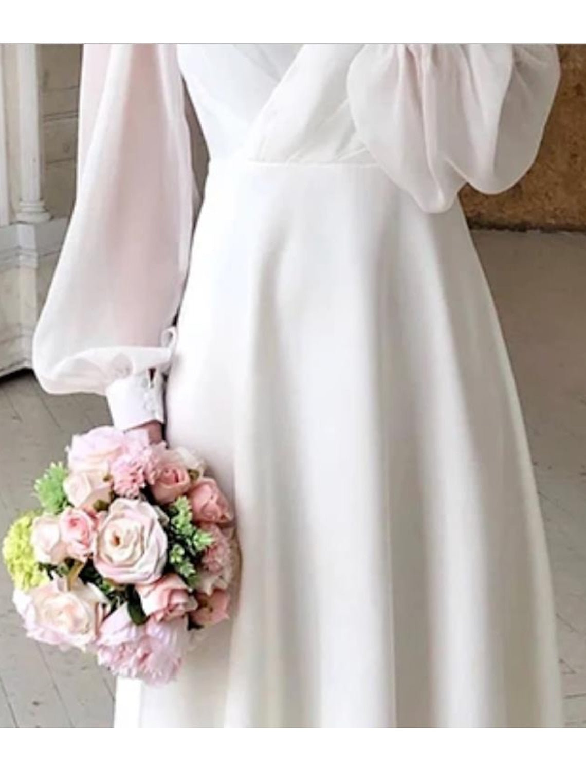 Brautkleid Damen | V-Ausschnitt & fließender Rock