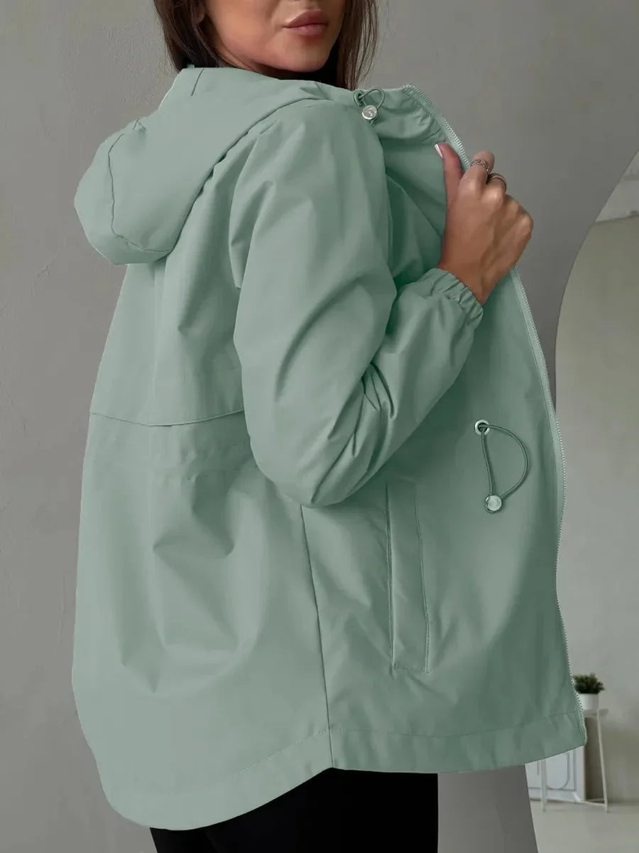 Damen Outdoorjacke mit anpassbarer Kapuze und geräumigen Taschen 9