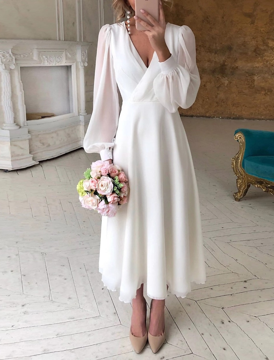 Brautkleid Damen | V-Ausschnitt & fließender Rock