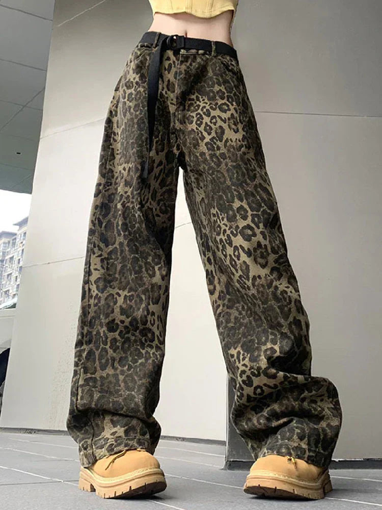 Claudia | Damen Streetwear-Jeans mit lockerem Schnitt und Leopardenmuster 0