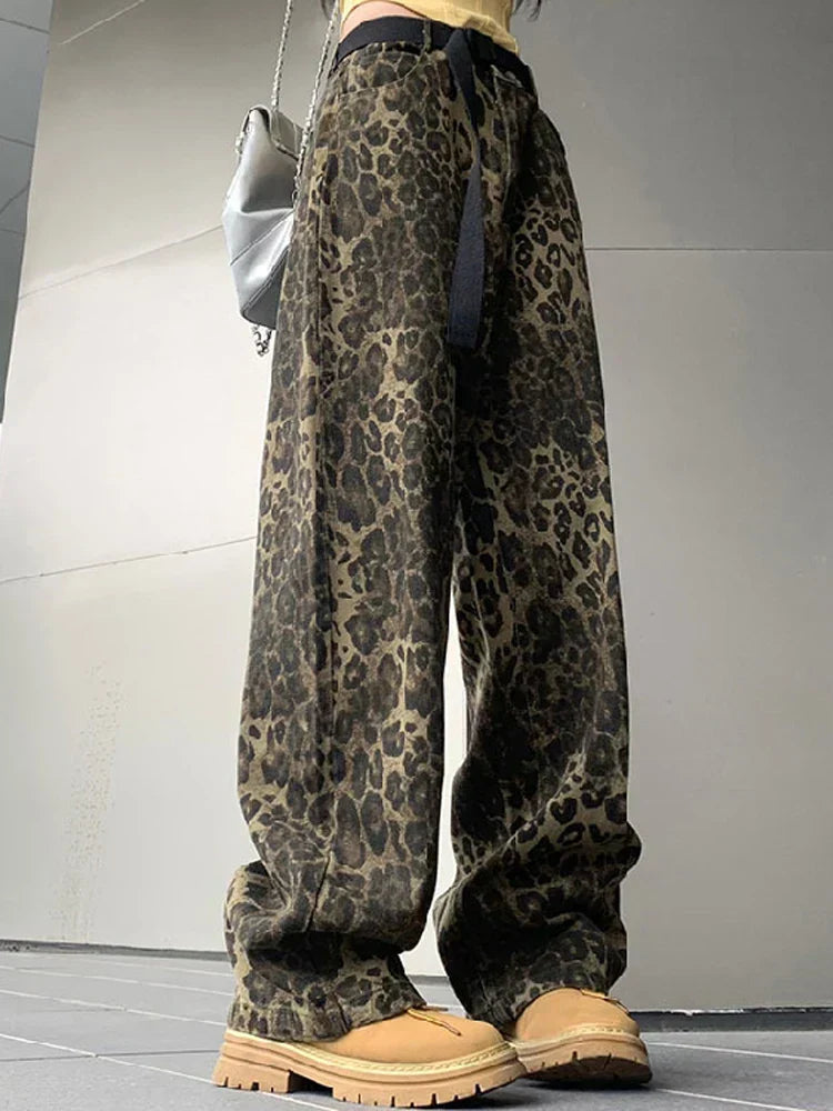 Claudia | Damen Streetwear-Jeans mit lockerem Schnitt und Leopardenmuster 1