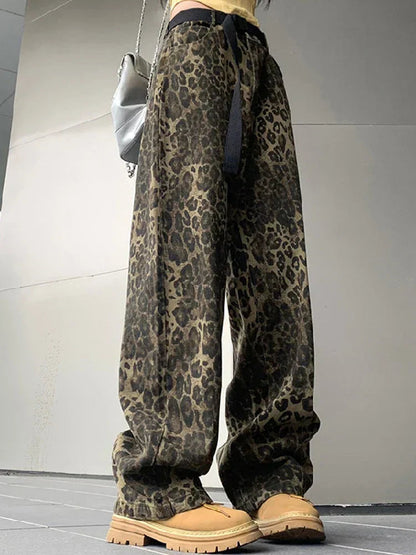 Claudia | Damen Streetwear-Jeans mit lockerem Schnitt und Leopardenmuster 1