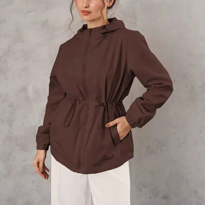 Damen Outdoorjacke mit anpassbarer Kapuze und geräumigen Taschen 2