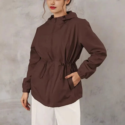 Damen Outdoorjacke mit anpassbarer Kapuze und geräumigen Taschen 6