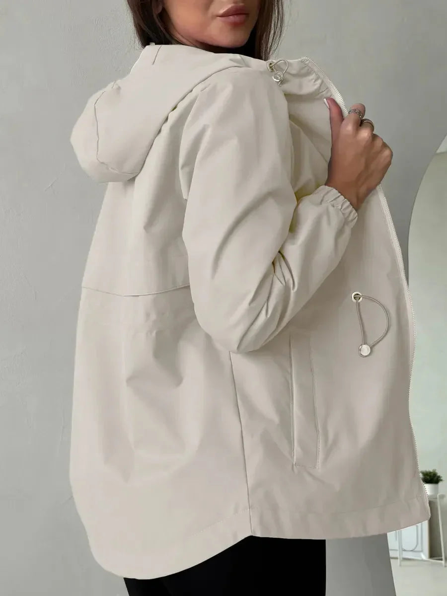 Damen Outdoorjacke mit anpassbarer Kapuze und geräumigen Taschen 8