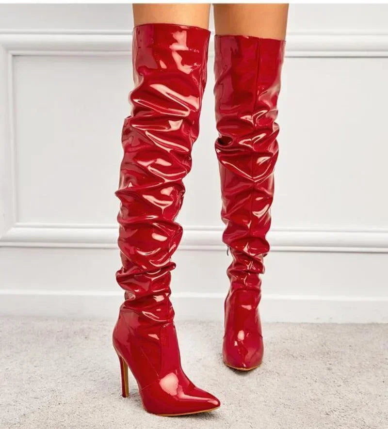 Elegante Stiefel mit Stilettoabsätzen und spitzen Zehen