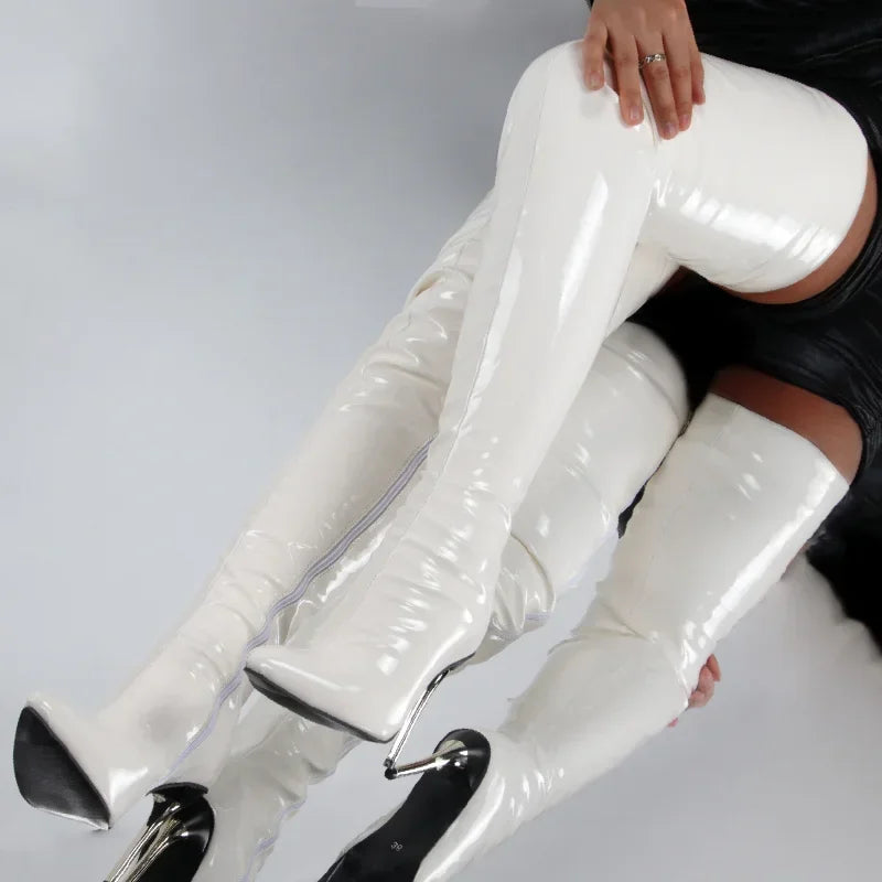 Stylische Stiefel aus Kunstleder mit spitzer Zehenpartie und hohem Absatz