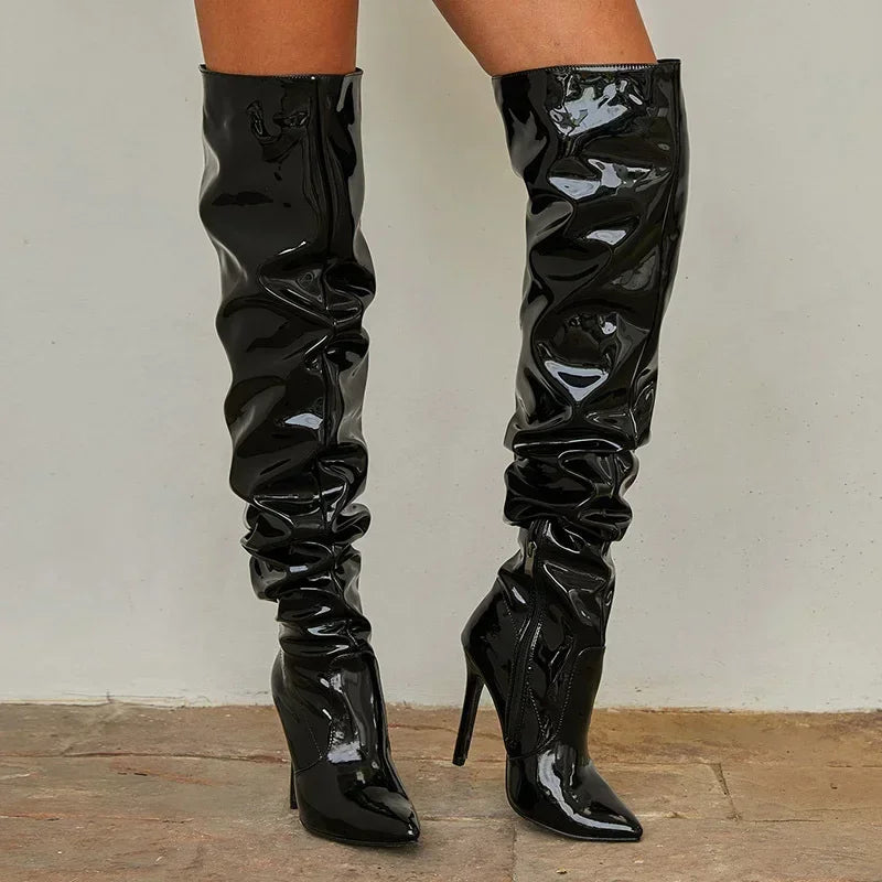 Elegante Stiefel mit Stilettoabsätzen und spitzen Zehen