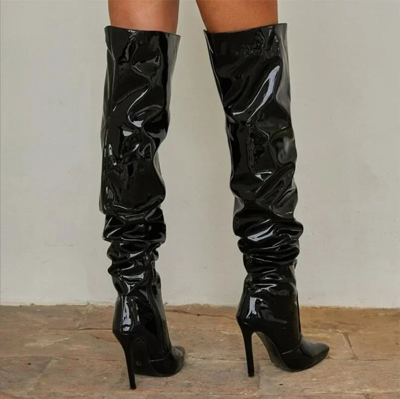 Elegante Stiefel mit Stilettoabsätzen und spitzen Zehen