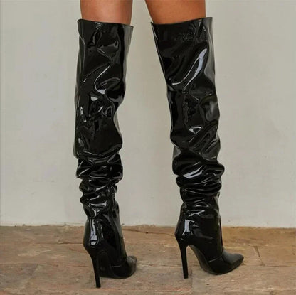 Elegante Stiefel mit Stilettoabsätzen und spitzen Zehen