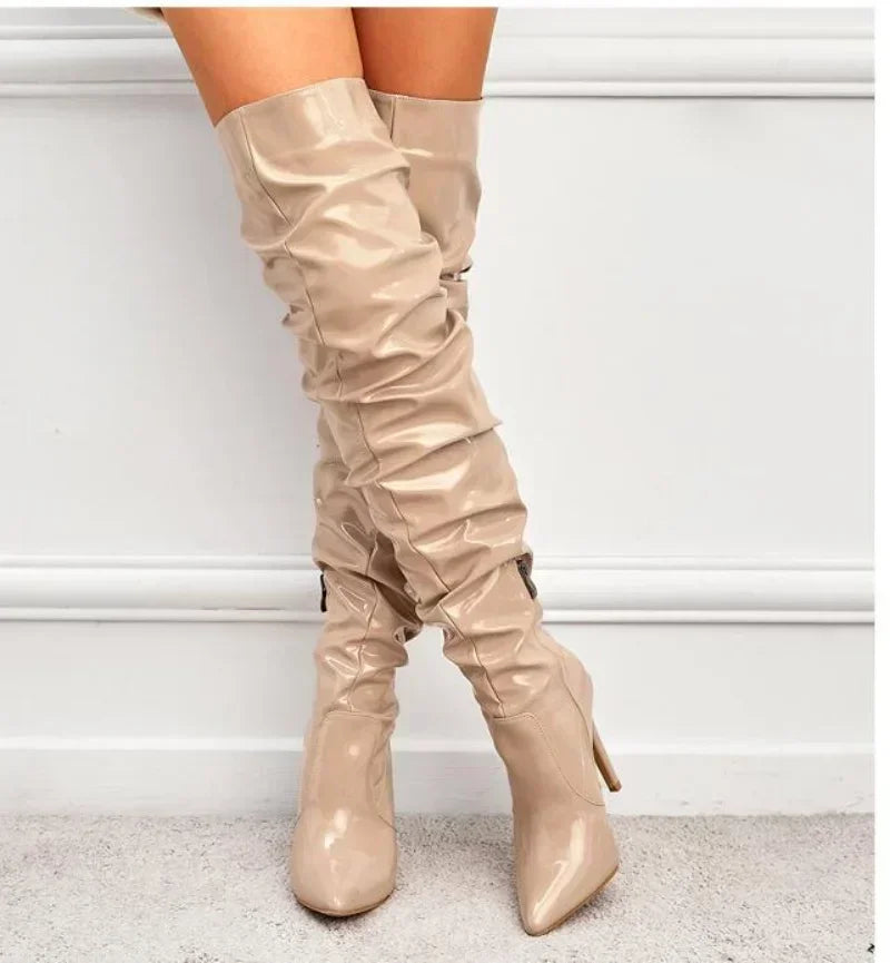 Elegante Stiefel mit Stilettoabsätzen und spitzen Zehen