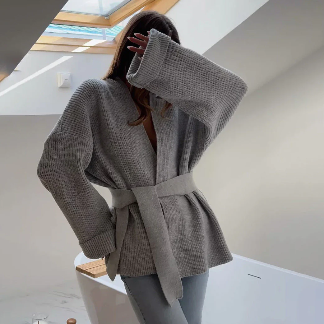 Gemütliche gerippte Strick-Wickelstrickjacke mit Bindegürtel 0
