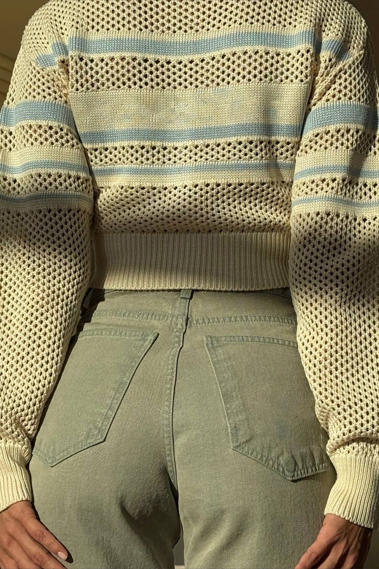 Langärmliger Hoodie mit Farbblock-Streifen, Reißverschlusskragen und Cut-out-Details 4