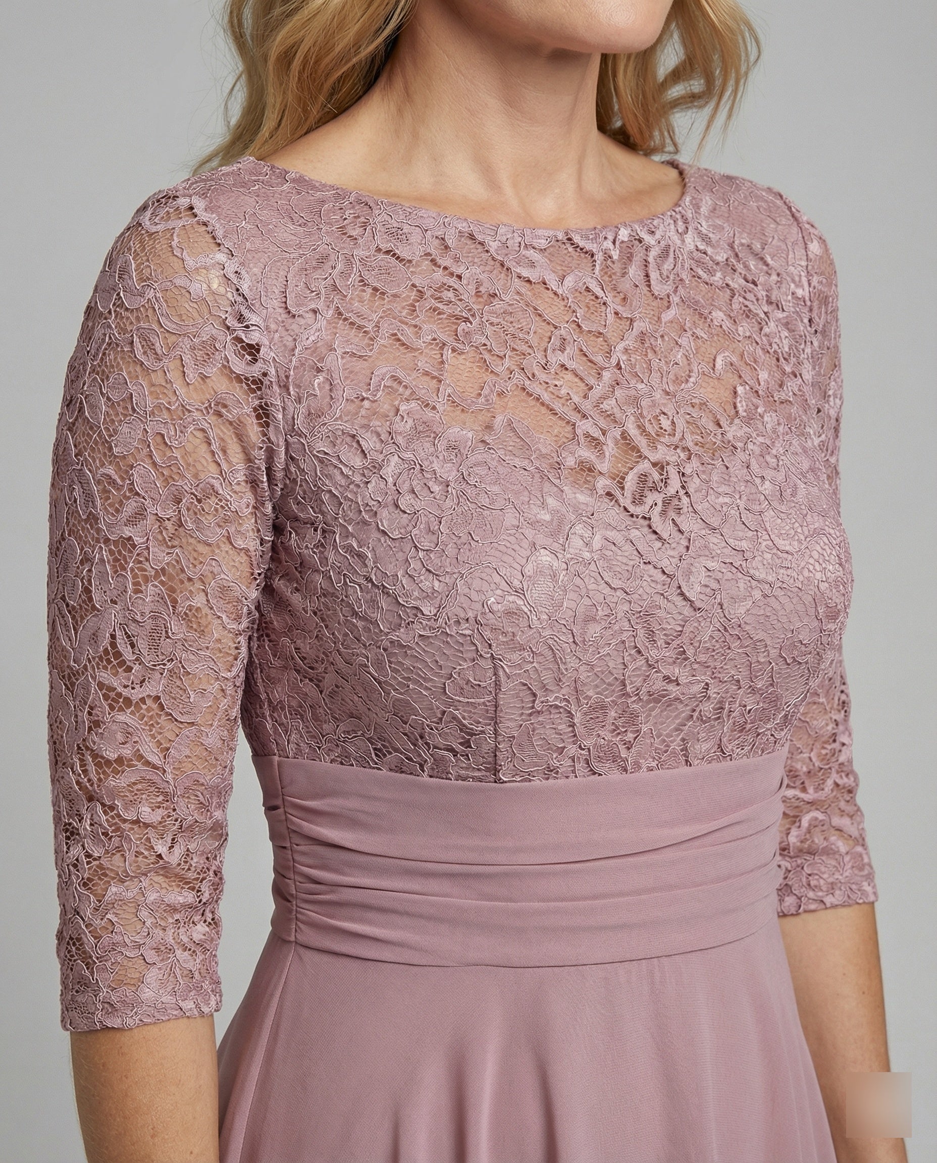 Midikleid Damen | Romantisches Spitzen-Oberteil & Fließender Zipfelsaum