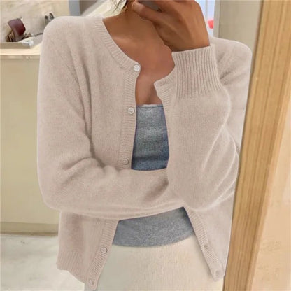 Olivia | Weiche Strickjacke für Damen mit Knopfleiste und Rundhalsausschnitt 2