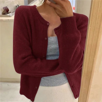 Olivia | Weiche Strickjacke für Damen mit Knopfleiste und Rundhalsausschnitt 6