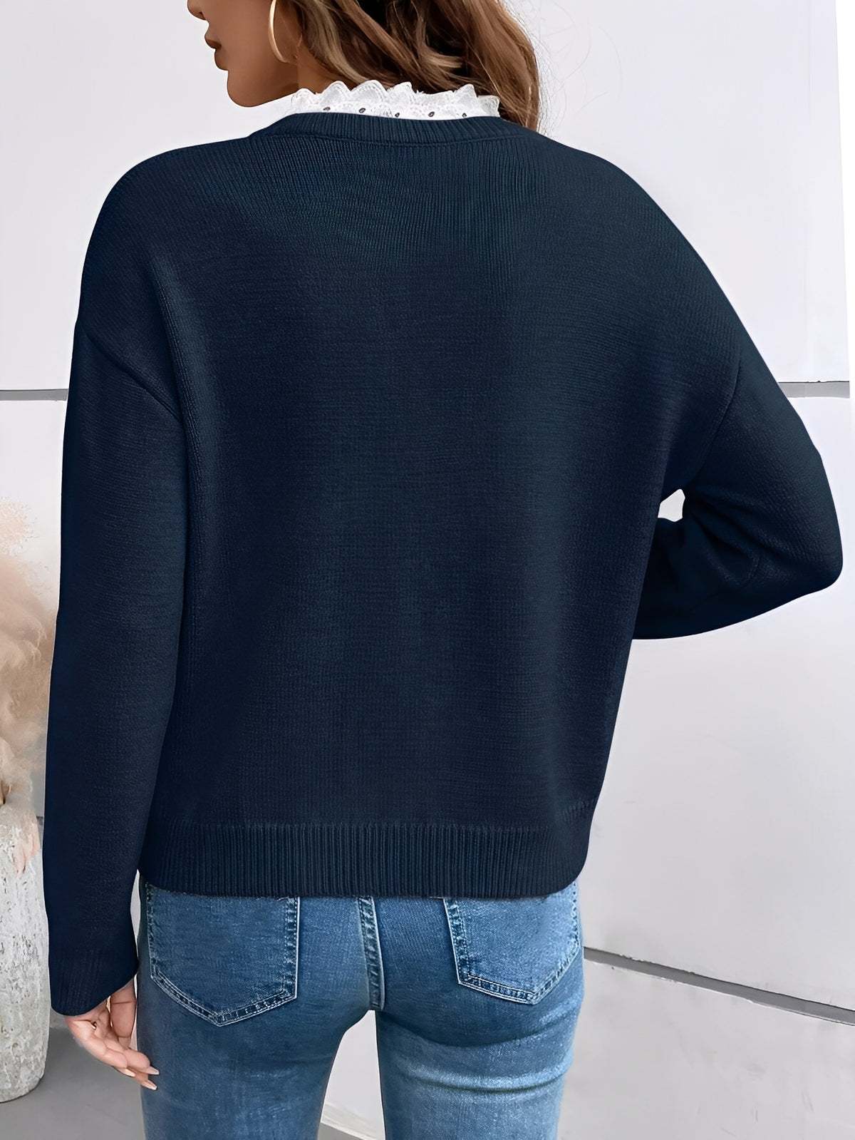 Pullover Damen mit Spitzenkragen | V-Ausschnitt & Femininer Look