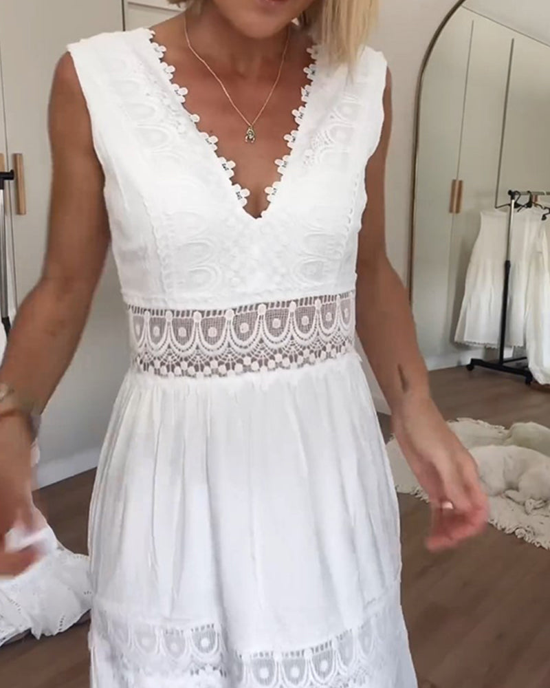 Maxikleid Damen | Weißes Spitzenkleid mit V-Ausschnitt & Stufenrock