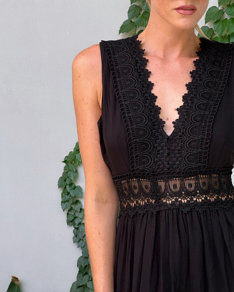 Maxikleid Damen | Weißes Spitzenkleid mit V-Ausschnitt & Stufenrock