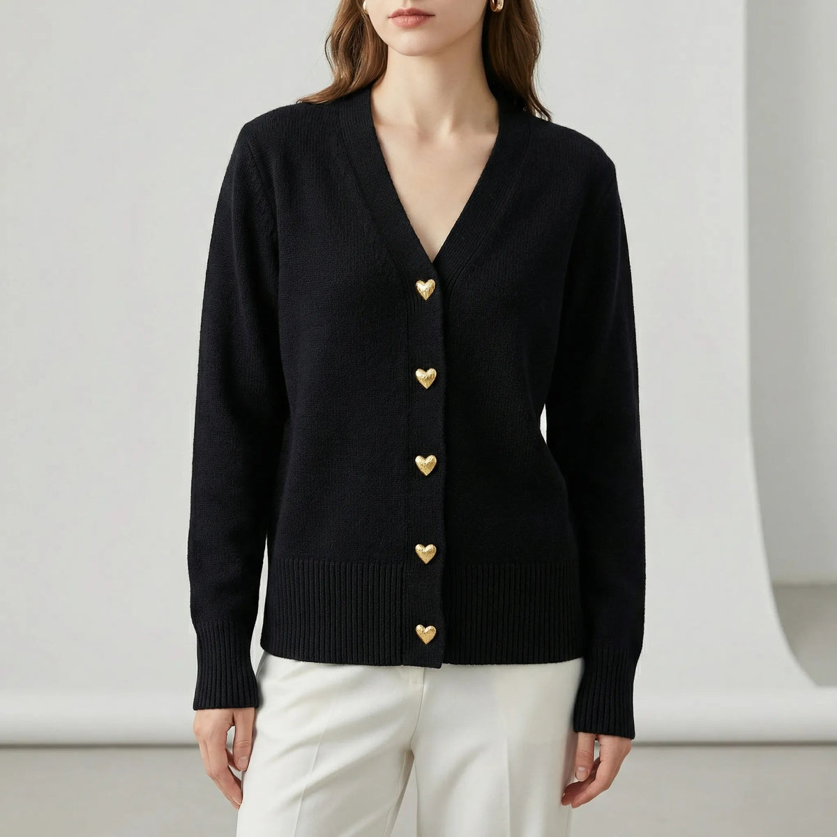 Strickjacke Damen | V-Ausschnitt & Verzierte Knopfleiste