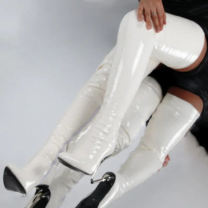 Stylische Stiefel aus Kunstleder mit spitzer Zehenpartie und hohem Absatz