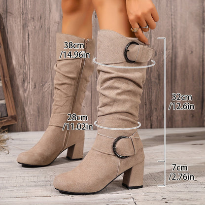 Baldrun | Damen Kniehohe Stiefel mit Blockabsatz - Taupe - Image 12