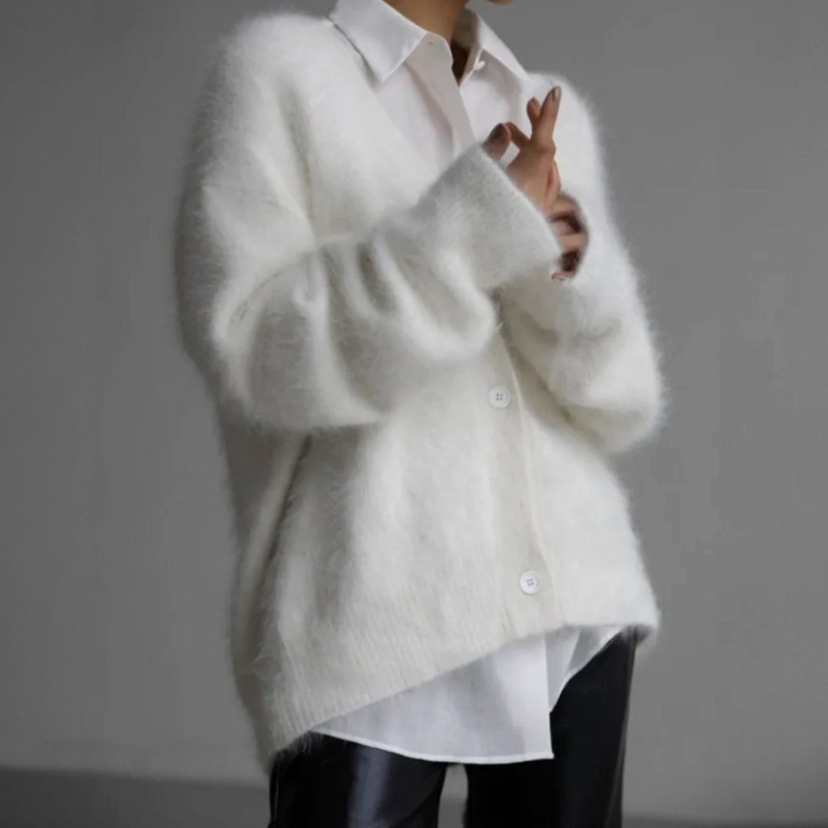 Damen Oversized Flauschige V-Ausschnitt Strickjacke mit Knopfleiste - Weiß