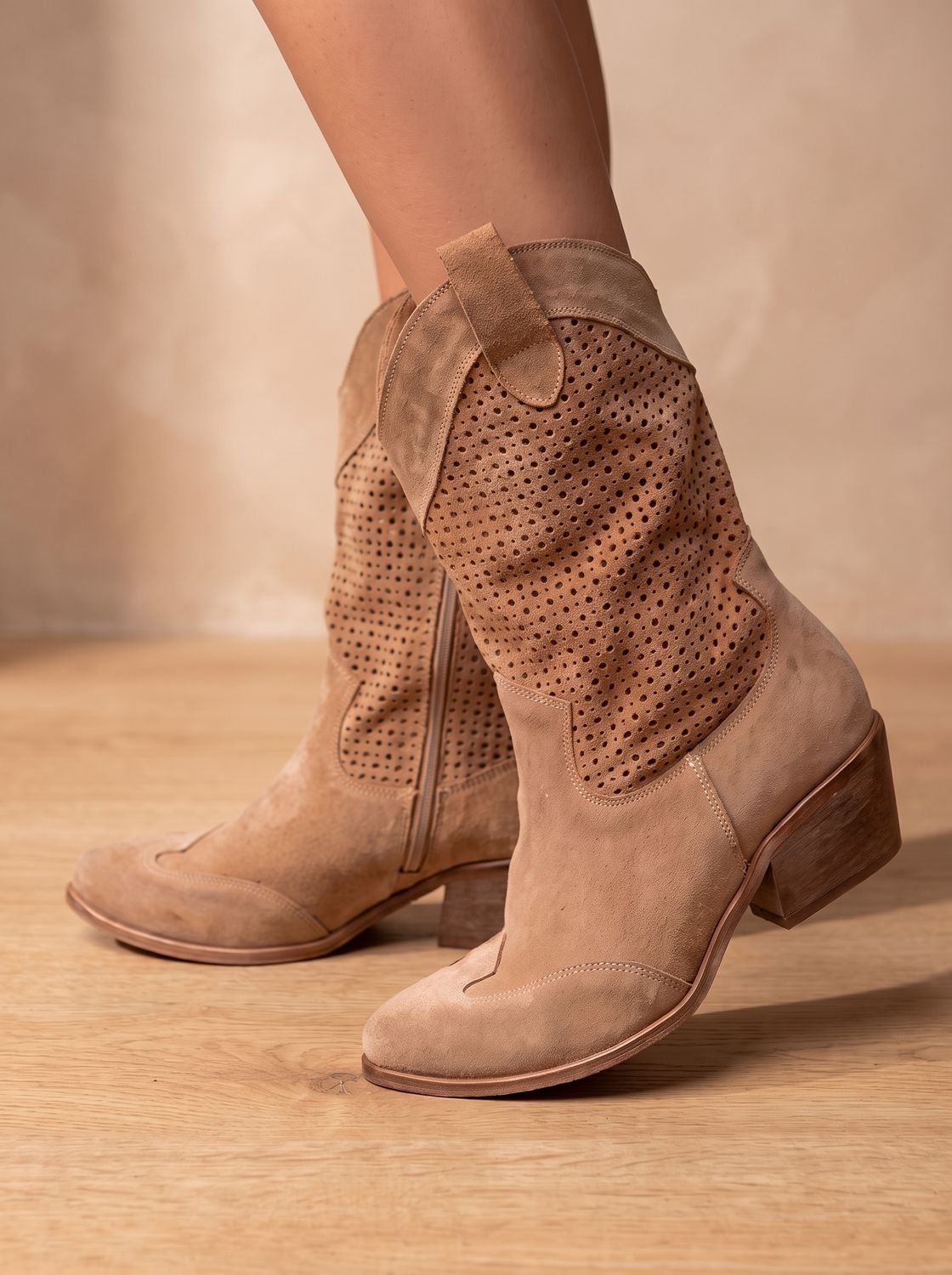 Fjelkara | Damen Cowboy Stiefel Perforiert Blockabsatz - Beige - Image 6